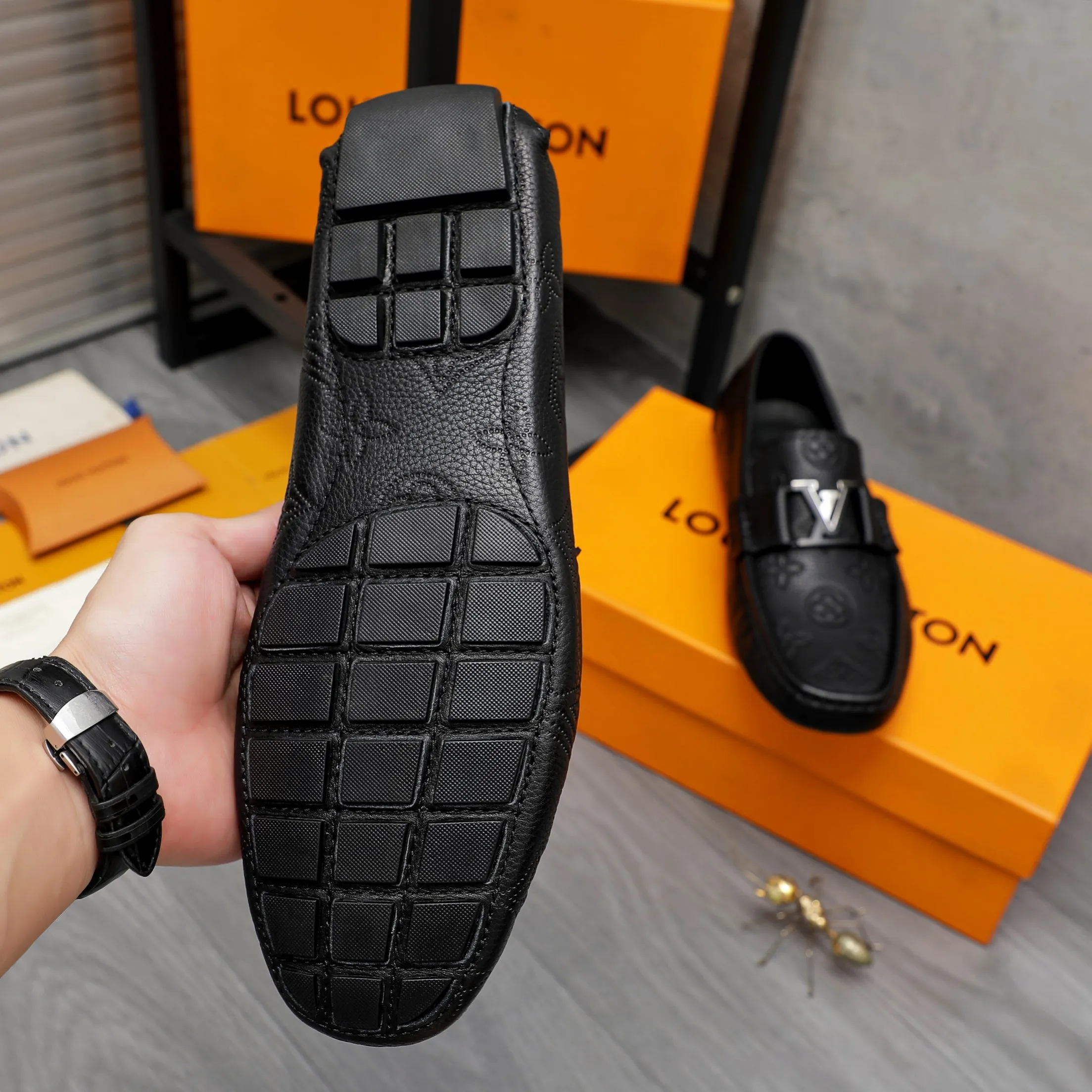 Men's shoes 💰400 Product trademark: LV "Louis Vuitton" business slip-on leather shoes Regular size: 38-45 (45 is custom-made and non-returnable) Product materials: Selected high-quality cowhide embossed upper, pigskin lining, rubber outsole